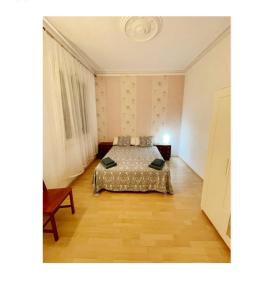 ein Schlafzimmer mit einem Bett in der Mitte eines Zimmers in der Unterkunft Barcelona Centric in Barcelona