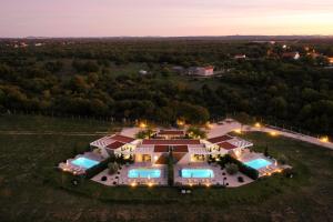 Bazén v ubytovaní Villas Terraneo alebo v jeho blízkosti