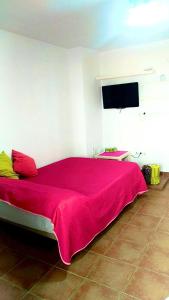 ベナルマデナにあるStudio Agata Residencialのベッドルーム1室(赤毛布付きの大型ベッド1台付)