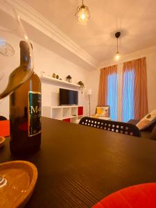 uma garrafa de vinho sentada numa mesa numa sala de estar em Ventanas del Atlántico em Santa Cruz de la Palma