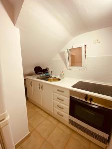 uma cozinha com um lavatório e um fogão em Ventanas del Atlántico em Santa Cruz de la Palma