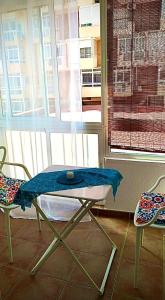 ベナルマデナにあるStudio Agata Residencialの窓のある部屋(テーブル、椅子付)