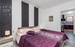 Tempat tidur dalam kamar di Amazing Apartment In Cesarica With Kitchen