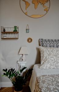 una camera con un letto e un mappamondo sul muro di Charming Flat Milazzo 32 a Bologna