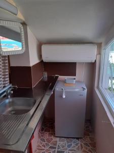 Elle comprend une petite cuisine équipée d'un évier et d'un réfrigérateur. dans l'établissement Квартири - стаи за гости, Ахтопол, à Ahtopol