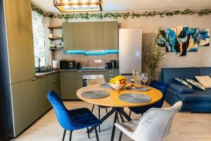 a kitchen and a dining room with a table and chairs at Alice apartment in Sibiu