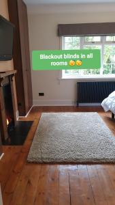a living room with a rug on a wooden floor at Little Robin Gate - Free Parking - Central - 10 min Walk to Train Station in Bournemouth