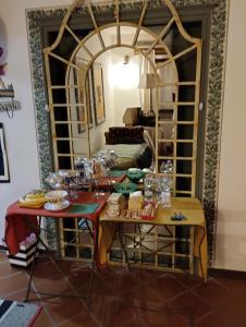 QuartianoにあるIl cortilettoのリビングルーム(テーブル、食べ物付)