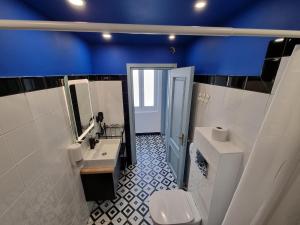 ブカレストにあるBudget Accommodationのバスルーム(トイレ、洗面台、鏡付)