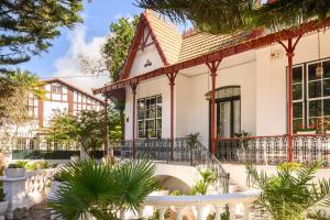 Casa Colonial en el casco histórico de La Laguna في لا لاغونا: منزل مع شرفة وأشجار