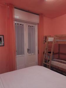 um quarto com um beliche e uma escada em La Casa di Agnese em bedizzole
