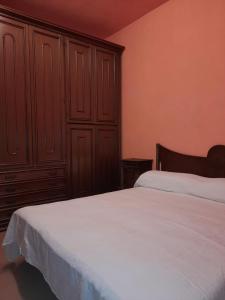 um quarto com 2 camas e um armário de madeira em La Casa di Agnese em bedizzole