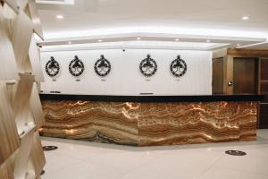a lobby with a counter with four clocks on it at Hotel Dali Plaza Ejecutivo in Guadalajara