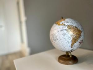 a small globe sitting on top of a table at KMHosting Modern Apartment Zentrum - Wohlfühlen & Arbeiten in Chemnitz