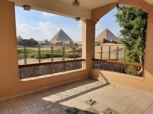 d'un balcon avec vue sur les pyramides. dans l'établissement Aton pyramids view guest house, au Caire