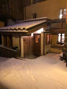 una casa con nieve en el suelo en un patio en Authentique Maison de Village Savoyarde en Saint-Martin-de-Belleville