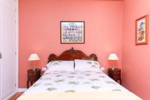 een slaapkamer met een bed en 2 lampen bij Casa Colonial en el casco histórico de La Laguna in La Laguna