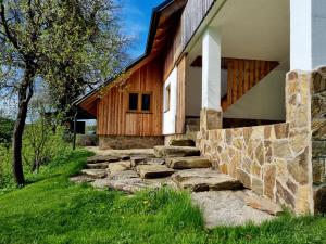 Apartma pri Adamu في Mislinja: طريق حجري يؤدي الى المنزل