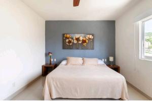 アカプルコにあるLindo Condominio Acapulco Dorado Amaras ubicación.のベッドルーム1室(白いベッド1台、テーブル2台付)
