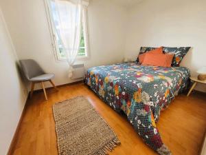 a bedroom with a bed and a window and a rug at Casteljaloux Appartement 2 chambres balcon parking résidence calme in Casteljaloux