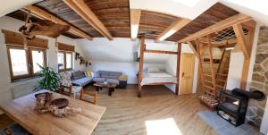 ein Wohnzimmer mit einem Sofa und einem Tisch in der Unterkunft Apartma pri Adamu in Mislinja