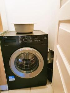 a washing machine with a bowl on top of it at Casteljaloux Appartement 2 chambres balcon parking résidence calme in Casteljaloux