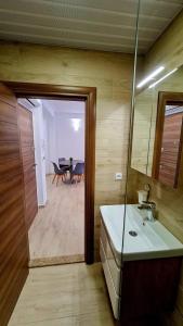 uma casa de banho com um lavatório e uma sala de jantar com uma mesa em Vila Ivica Kjoshe em Ohrid