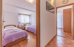 um quarto com 2 camas e um espelho em 2 Bedroom Beautiful Apartment In Medulin em Medulin