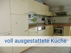 Afbeelding uit fotogalerij van Böltser Hus Ferienwohnungen mit Strandkorb und Kamin 10 Gehminuten zum kurtaxefreien Sandstrand in Neukirchen