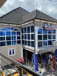 un edificio con gente parada fuera de él en Oak Suites & Bar, en Benin City