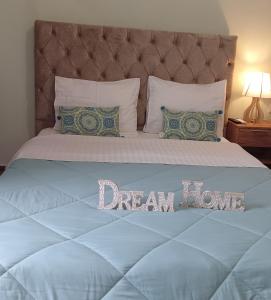 DREAM HOME في لاريسا: سرير مع علامة تقول احلا كبير