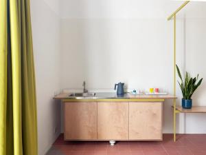 uma cozinha com um lavatório e um balcão em Zahara em Catânia