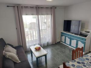 sala de estar con sofá y mesa en Casa Azul en Costa de Antigua