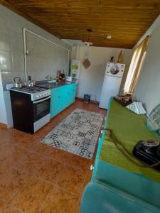 una cocina con estufa y refrigerador en Los Lupinos, en El Chaltén