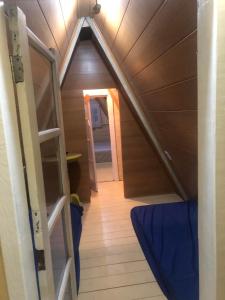 阿拉亞爾多卡博的住宿－Chale da pesca，小型阁楼间,设有楼梯,位于房子内