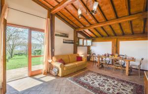 卡普拉羅拉的住宿－Amazing Home In Caprarola With Kitchen，客厅配有沙发和桌子