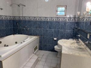 Een badkamer bij Amplia habitación con baño privado