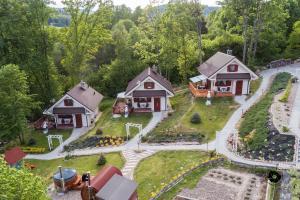 eine Luftansicht eines Modellhauses mit Garten in der Unterkunft Domki Cicha Struga in Chocieszow