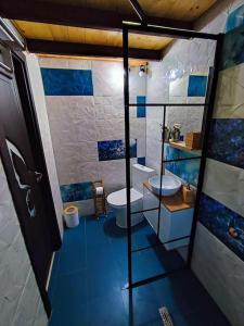 a bathroom with two sinks and a toilet in it at Guitar House - Symphony Resort in Râşnov