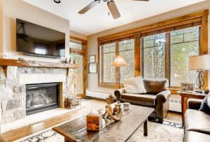 Posezení v ubytování Luxury 2 Bedroom Mountain Vacation Residence With Hot Tub, Pool, And Easy Access To Ski Slopes