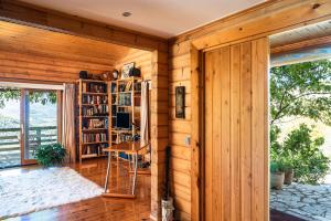 una camera con una parete in legno e una libreria. di Luxury Chalet Vila on Mountain Top with great view a Kalavrita