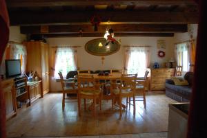 cocina y comedor con mesa y sillas en Holiday home Fairytale, en Dolní Radechová