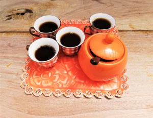 uma bandeja com quatro chávenas de café numa mesa em Hotel Kantarrana Urbana Jardin em Jardin