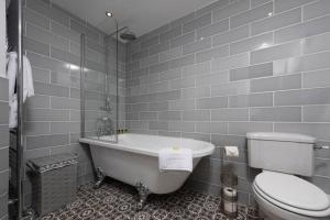 O baie la Charming Riverside Cottage in Snowdonia National Park +24 fotografii
