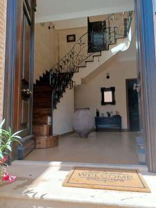 um corredor com uma escada com uma placa no chão em Magnífico Alojamiento en el centro em Valdepeñas