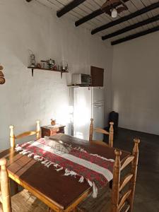 cocina con mesa de madera y nevera en Apartamento Cerrito en San Rafael