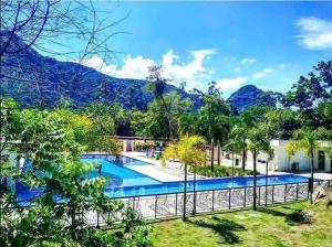 una piscina con una montaña en el fondo en Apartamentot perfeito, aconchegante e com Clube, en Río de Janeiro