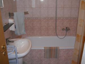 Kúpeľňa v ubytovaní Aba és Andrea Apartmanok + 13 fotografií