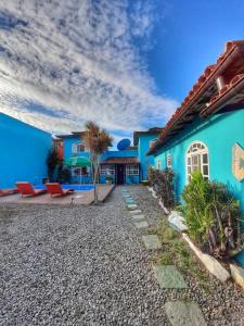 una casa con un edificio azul en pedra do porto II, en Búzios