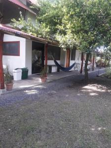 Jaloba的住宿－Amaya's Hostel，树屋前的吊床